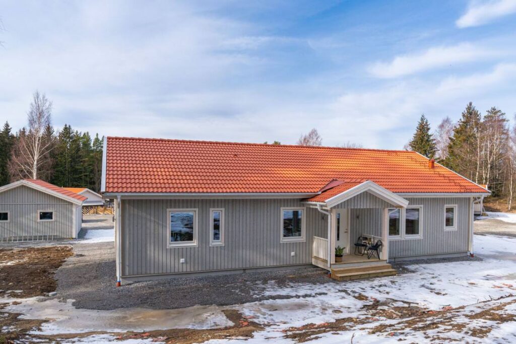 29. Tradgardsanlaggning nya betongplattor fritidshus Enkoping Uppland