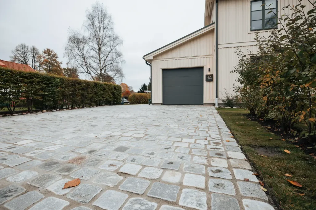 sm gatstenslagd uppfart med garageinfart i flogsta uppsala