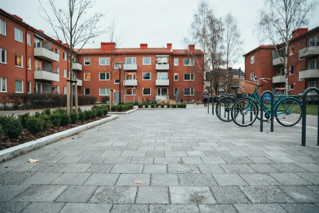 dr nerande stenl ggning f r cykelparkering i flogsta uppsala
