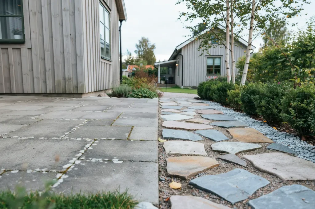 marksten eller natursten p villatomten praktiska r d f r att v lja r tt till uteplats och g ngar