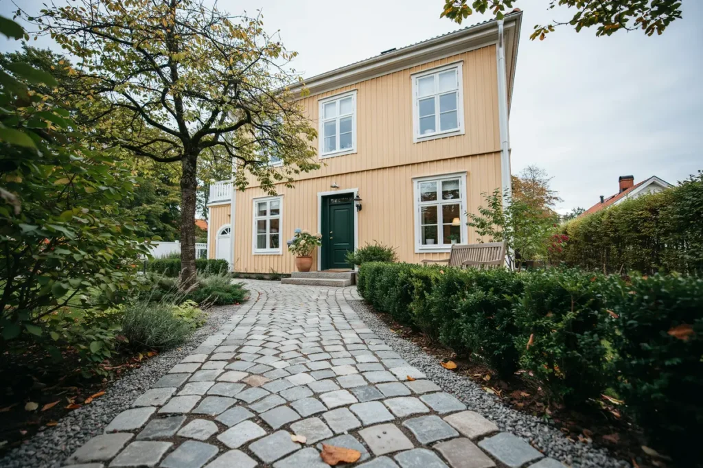 stensatt g ng med sm gatsten vid villa i luthagen